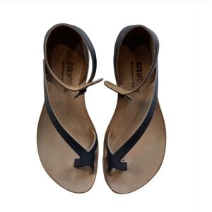 Cydwoq Women's Black Leather Toe-Loop Sandals Bin #1